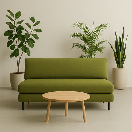 Canapé vert moderne avec table basse en bois, plantes en pot, salon minimaliste