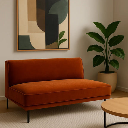 Canapé orange moderne dans salon minimaliste, tableau abstrait et plante verte décorative.