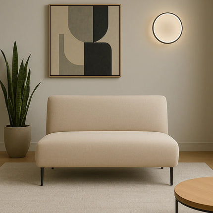 Canapé beige moderne dans salon minimaliste avec plante, tableau abstrait et applique murale ronde