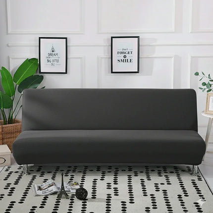 Canapé gris moderne dans salon minimaliste avec plantes vertes et déco murale, tapis noir et blanc