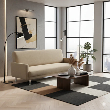 Salon moderne avec canapé beige, grande table basse en bois, plantes vertes et art abstrait mur.