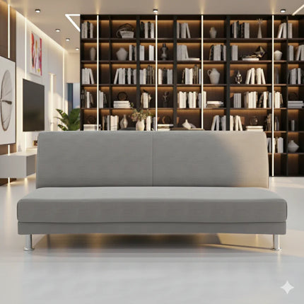 Canapé gris moderne devant bibliothèque éclairée dans salon contemporain